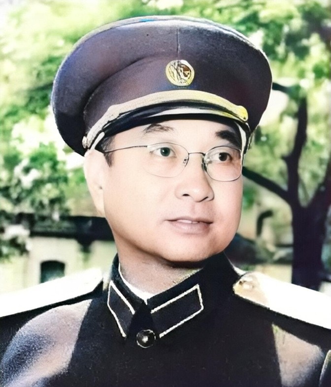 1953年，一名交警拦下了陈赓的汽车，二话不说就打开车门，坐在了后座上。警卫员刚
