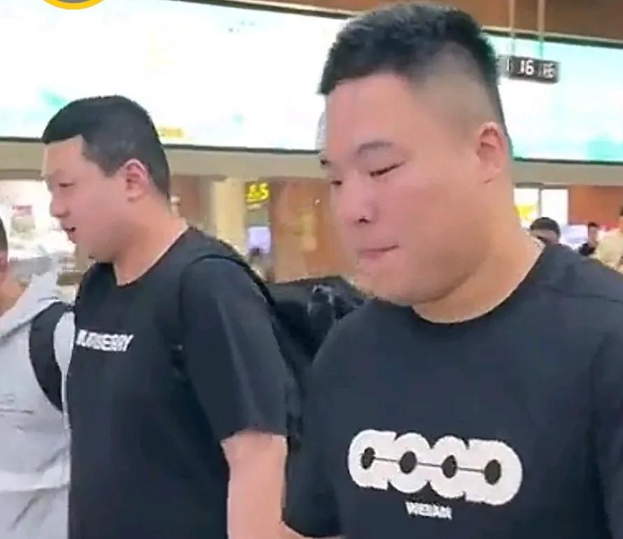 一张截图不显眼，却引起了我们的眼球，截图出自辽篮的全运队返回沈阳的视频。那个矮小