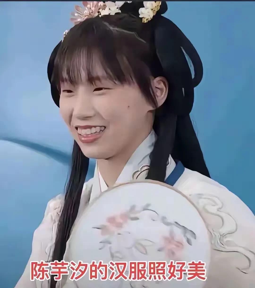 此女从面相来看，天庭饱满地阁方圆，眉如新月目似秋水，一看就是福泽深厚之人，将来必