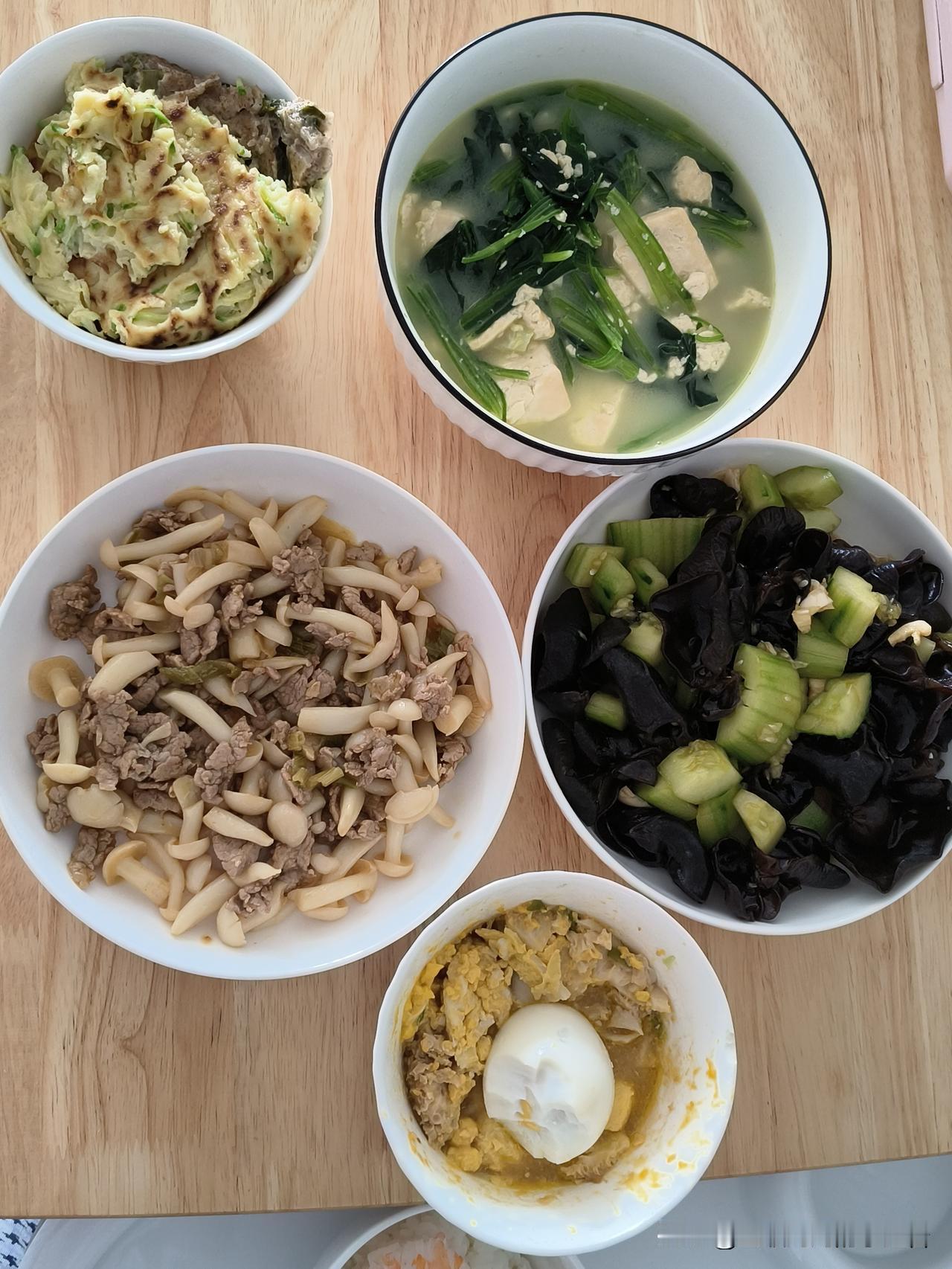 简单的家常菜，吃出不一样的家温暖。我们家的饭菜没有食谱，都是想吃什么就做
