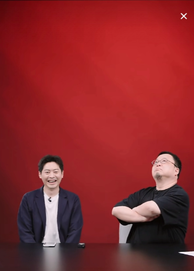 罗永浩今晚直播总是低头看手机，原来是他又上微博热搜了！今晚的直播中，有网友问
