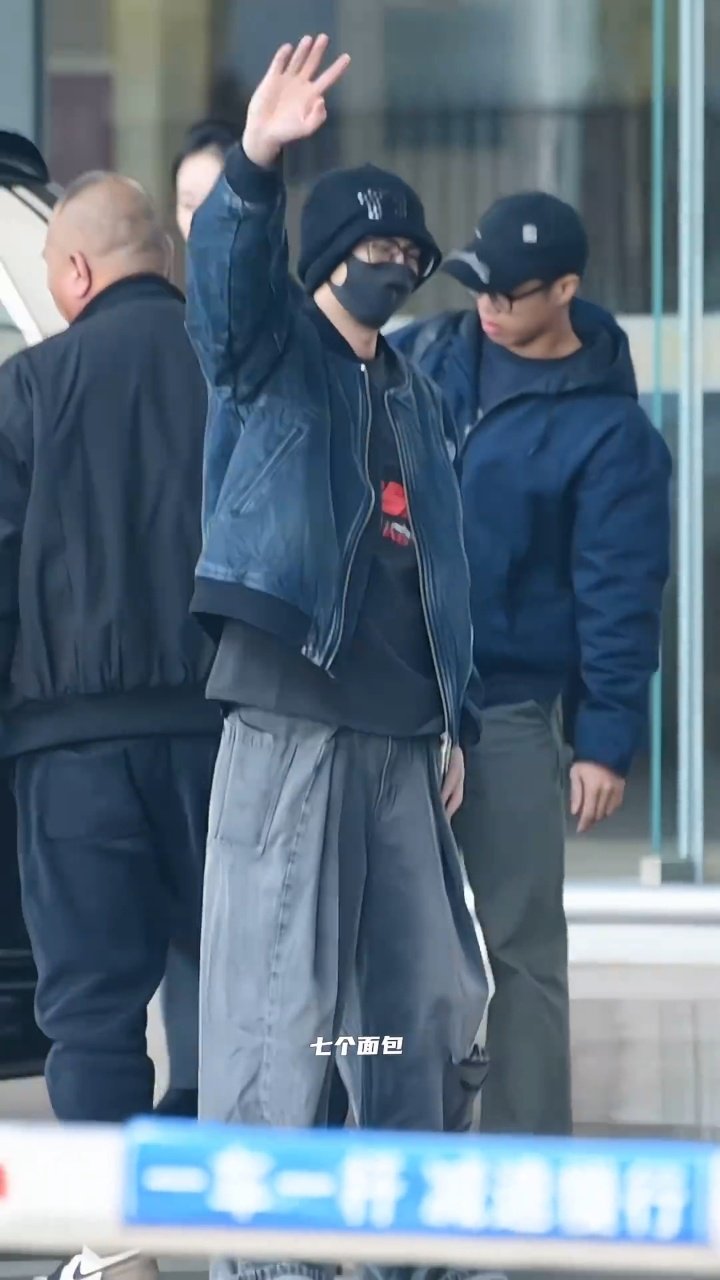 王鹤棣带着松弛感出发云南录制《宇宙闪烁请注意》！