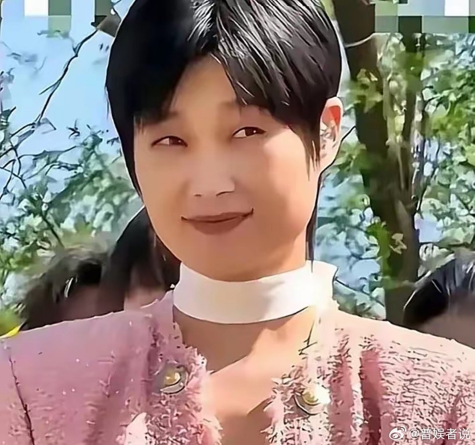 感觉李宇春老了，有点中年大妈那个感觉了！近日，李宇春出席活动的生图流出，引发网友