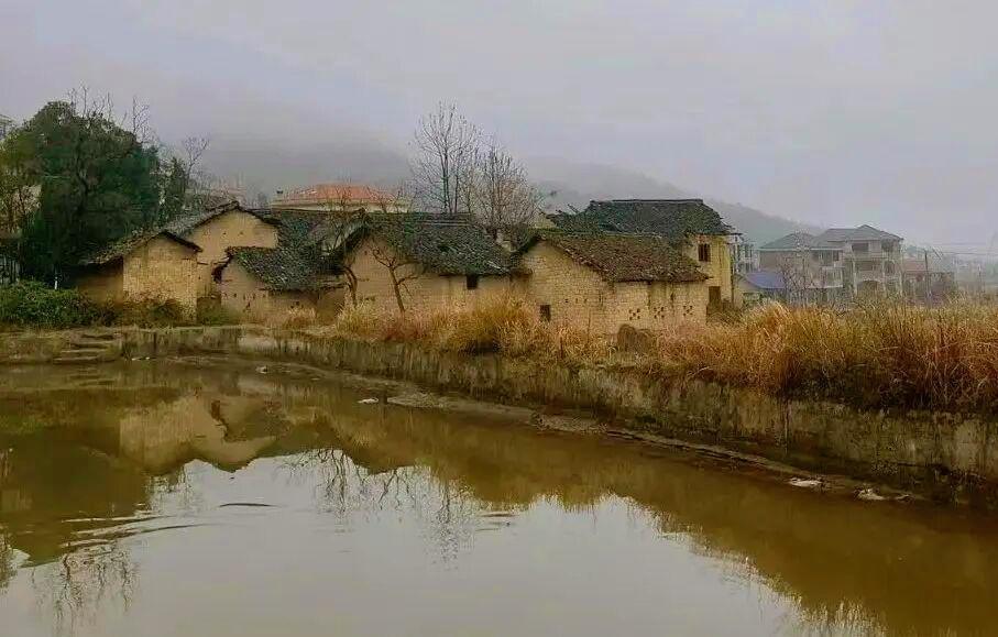 ：）不用二十五年，农村白事的“繁文缛节”什么守棂三天五日熬天熬地，什么哀乐齐凑