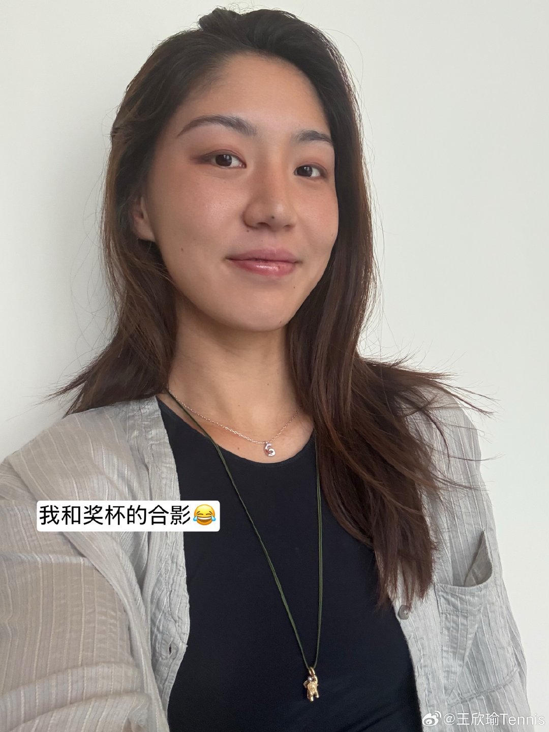王右：我与奖杯的合影😂所以柏林真的没有给亚军准备奖盘，就一条项链[捂脸哭]王欣瑜