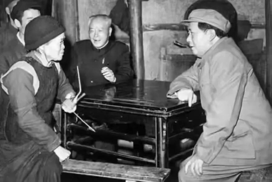 一张照片1958年4月10日，在四川郫县合兴乡红光农社。毛主席