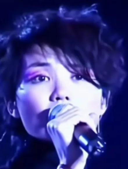 有人纠结“唱歌赚大钱成天后合理吗”，看看王菲就明白了——太合理了。王菲从年