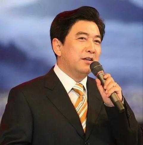 2007年，水均益的妻子意外车祸，他毫不犹豫选择和妻子离婚，女儿哭着恳求：爸爸，