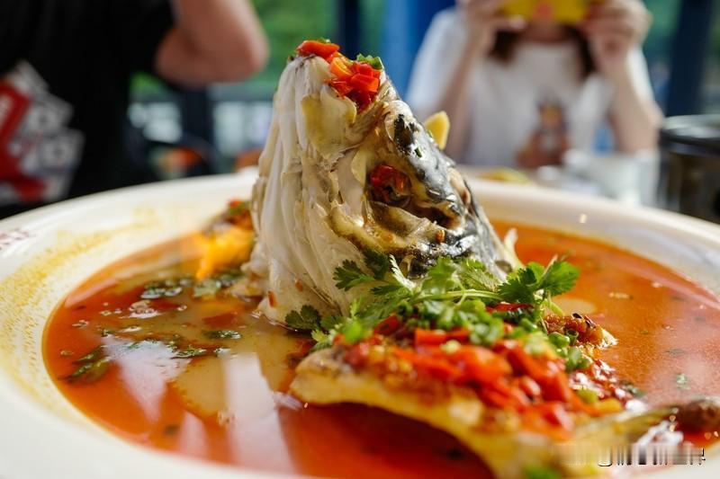 “剁椒鱼头”毫无疑问属于湘菜。这道菜选鳙鱼鱼头，搭配经过1-2个月发酵的剁椒