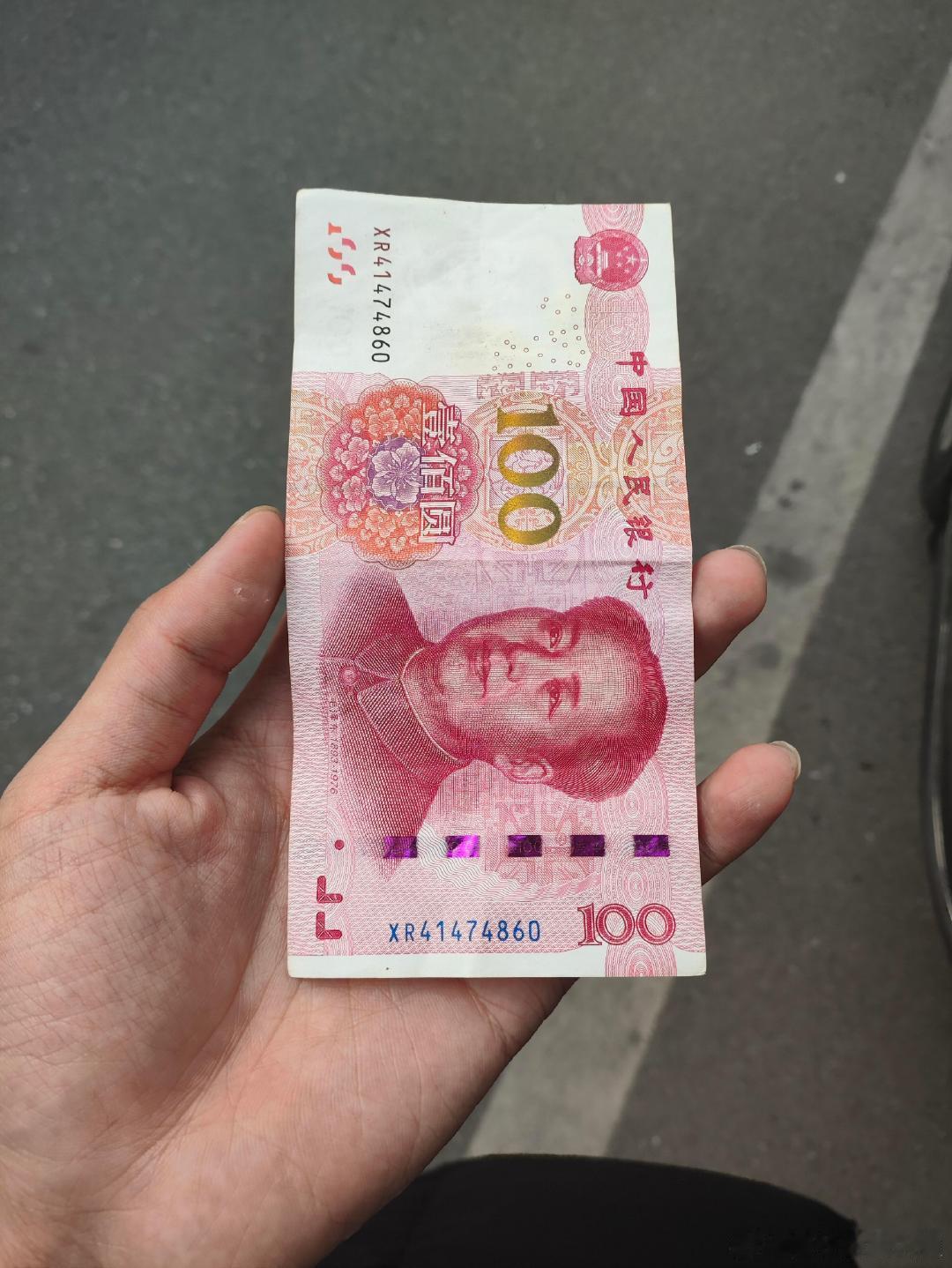 不知是自己的愚笨，还是被愤怒逗笑了。