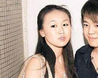 2012年，霍启仁那痴情多情的前女友Rebecca因被霍启仁劈腿分手而选择了跳楼