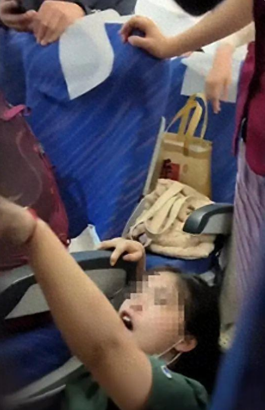 “他还是孩子，你就不能体谅他吗？”疑因熊孩子顶座起冲突，飞机降落后女生被对方一家