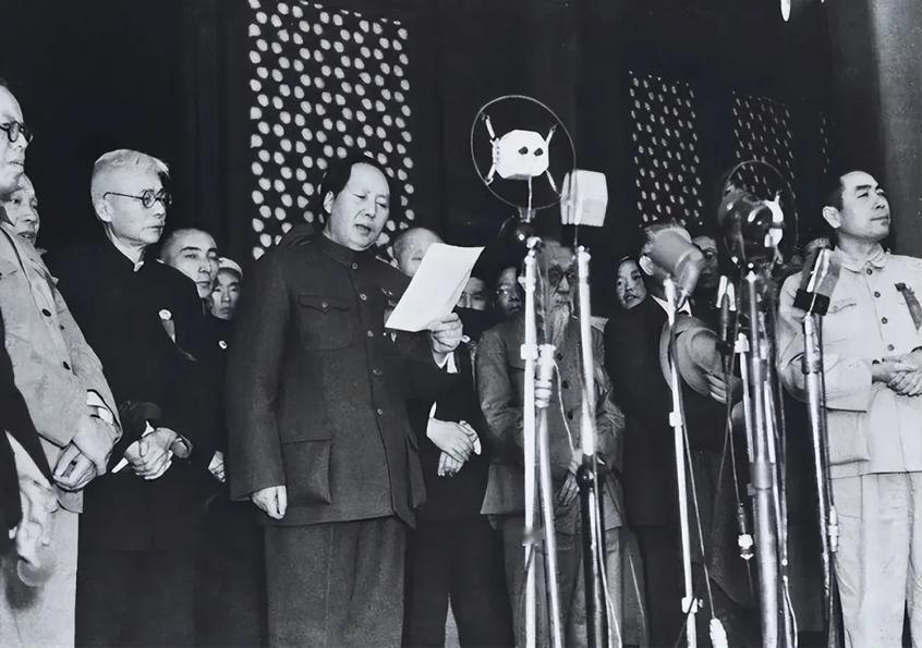 蒋介石为何没炸开国大典？周至柔提议动手，老蒋望向窗外一声不吭。临近1949年9月