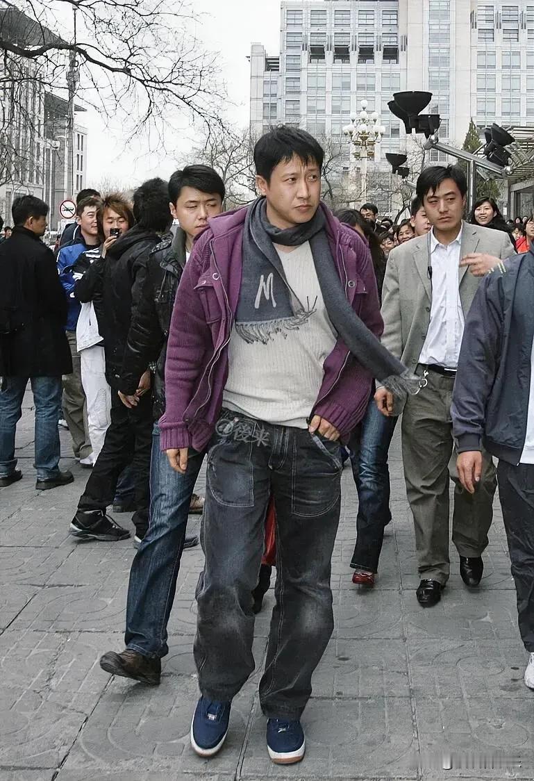 哇，刷到一张男演员照片，他身高183cm，穿着紫外套配灰围巾，休闲牛仔裤，模样十