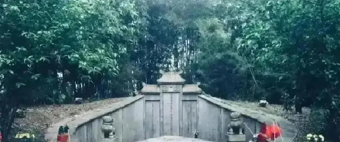 1977年，左宗棠的坟墓居然轰地一声就被炸毁了，远在新疆的王震听说之后勃然大怒，立刻联系了湖南省委，