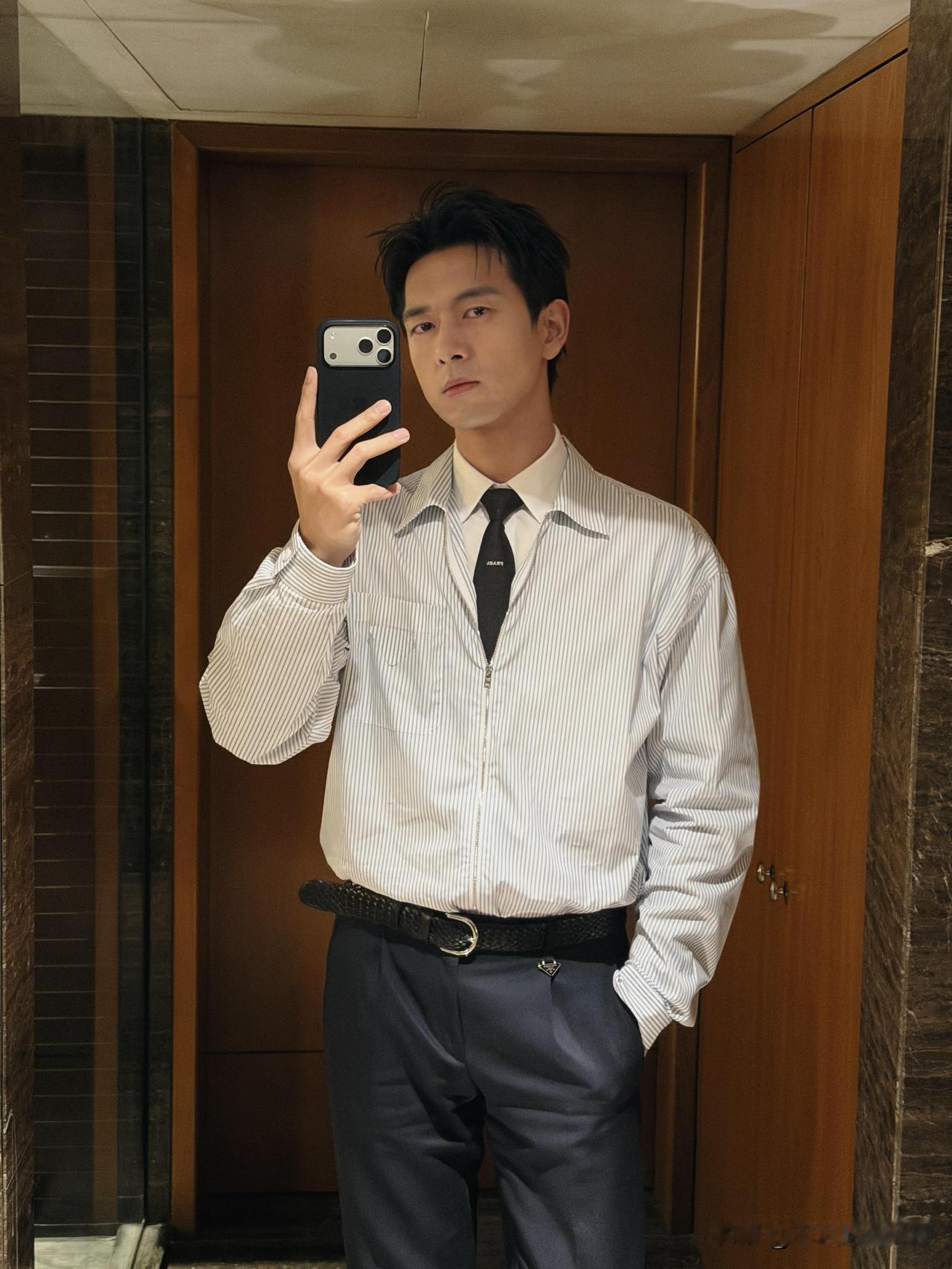 1月25日，李现更新生活随拍plog，并配文“某L姓男艺人手机自拍泄露，攒了一个