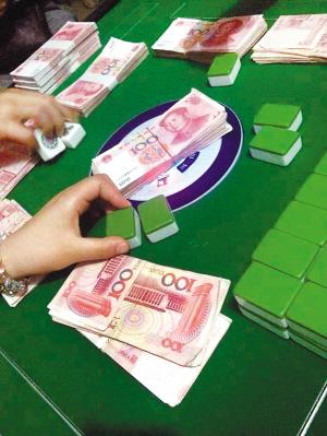 为了家人的幸福劝君莫赌博深夜，某县一家酒店被民警破门而入，十几个人围在牌桌