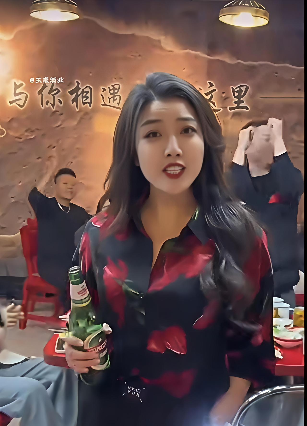 面如满月，眼似青莲！