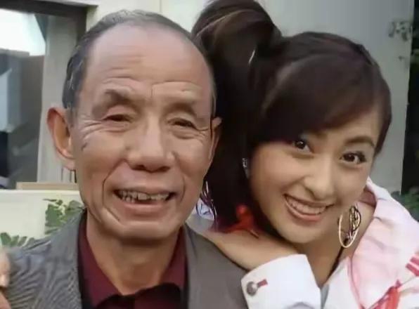 魏宗万老爷子人生赢家，继女亲生女儿团结和睦，这样的家庭真难得老戏骨魏宗万走后，