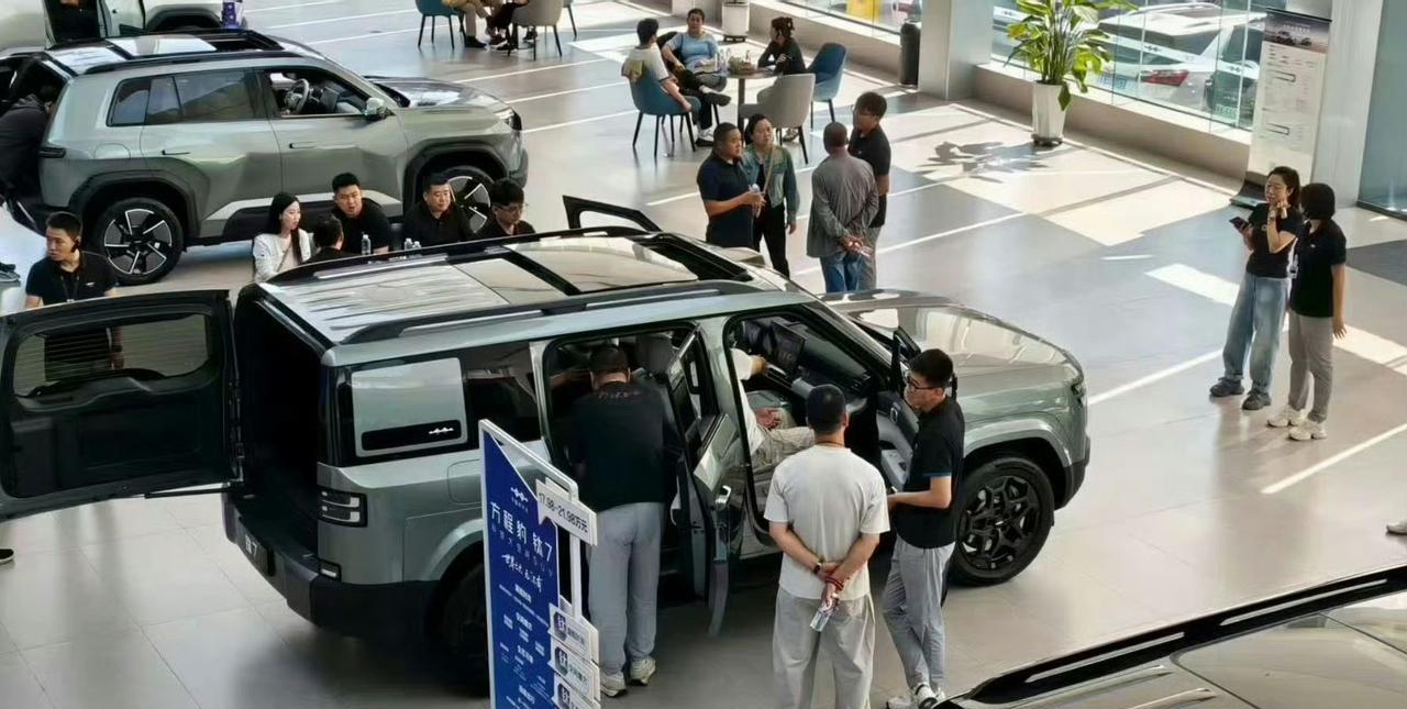 现在比亚迪线下门店真的忙飞了！自从方程豹钛7发布之后，除了收获了1.5万的订单量