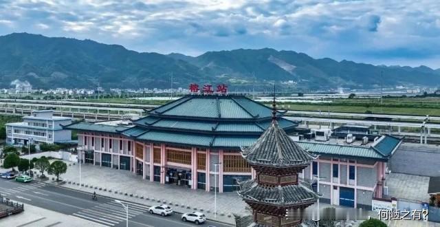 很多县城苦苦期盼高铁过境，可只指望国家主干高铁绕道家门口，本身就并不现实。