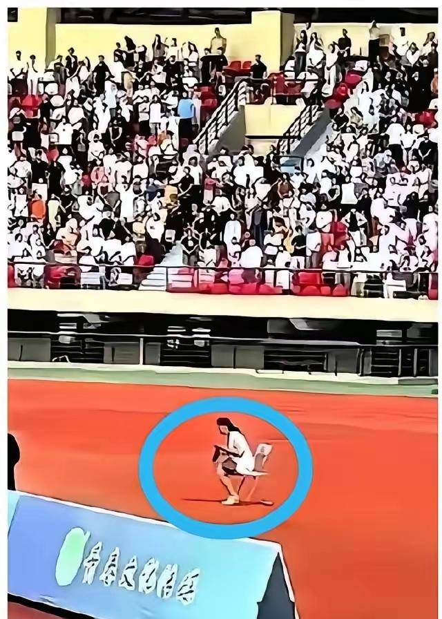 体育赛场国歌奏起全场肃立，只有一位不明人物翘着二郎腿，全程忽视国歌，引起全网讨论