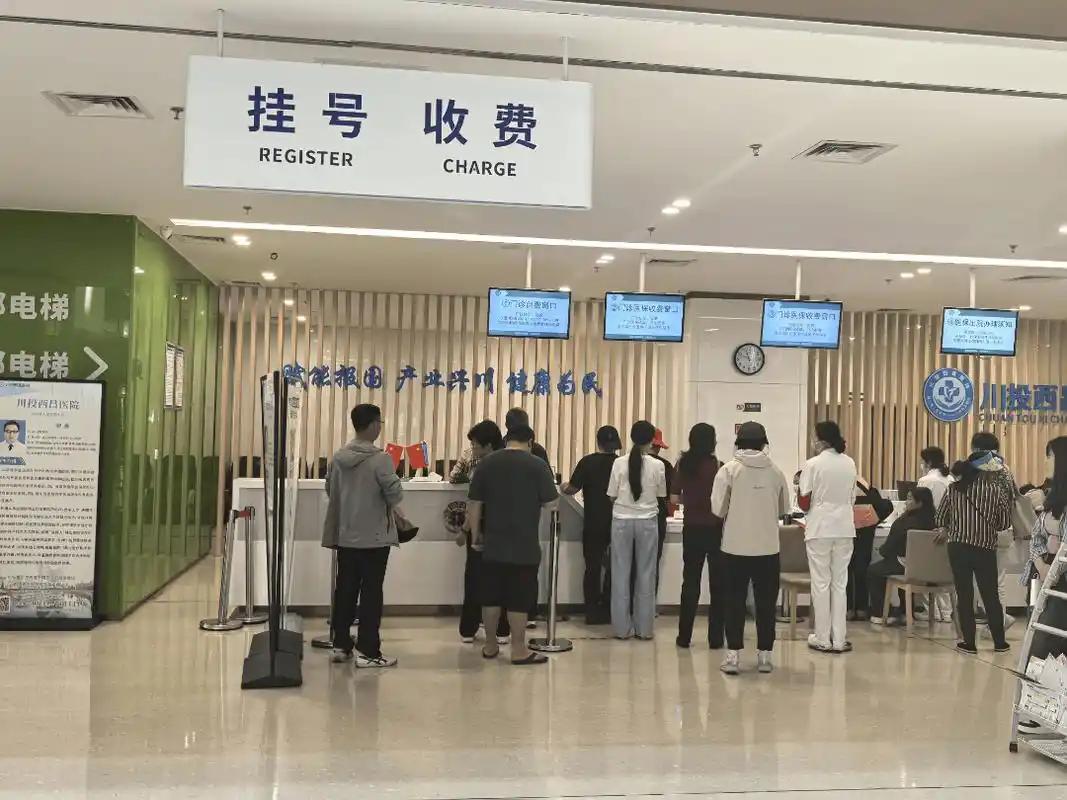 湖南一名男子因心脏不适，女儿替他挂了一个300元的专家号。可她后来发现，同一位医
