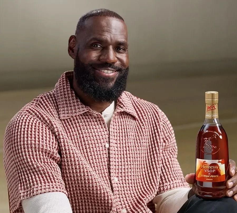 一觉醒来！NBA传来了2个不得不说的重磅消息：第一，一名愤怒的湖人球迷正在起诉