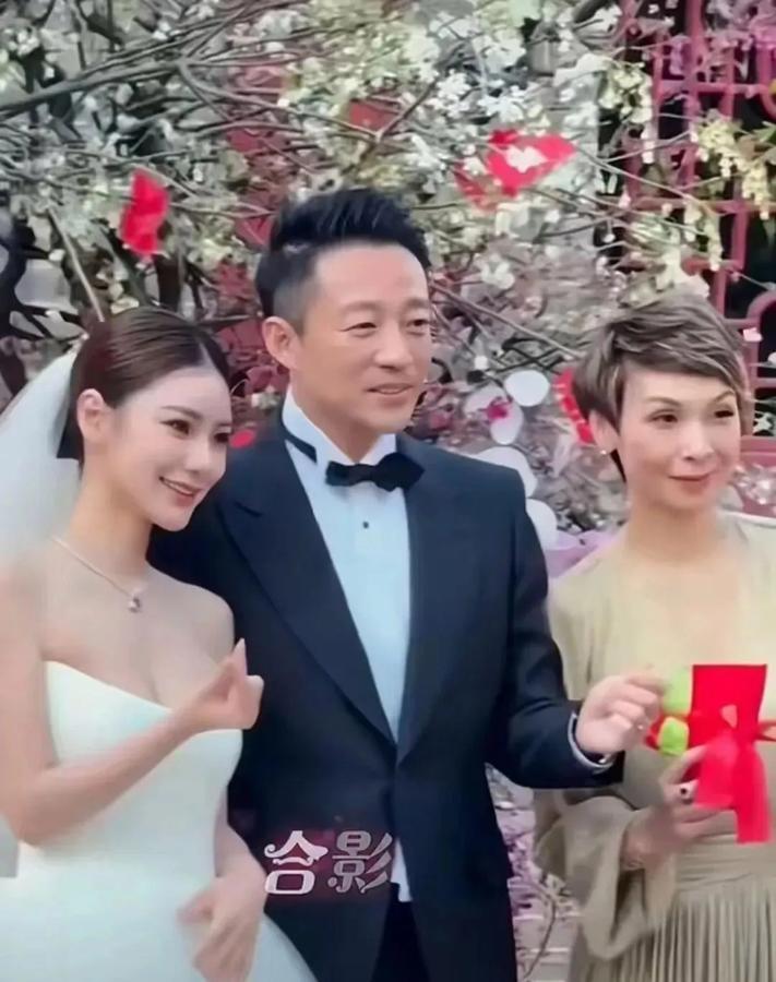汪小菲和马筱梅这场二婚办得倒是清净，前任张颖颖破天荒没出来整活儿。婚礼前三天她发