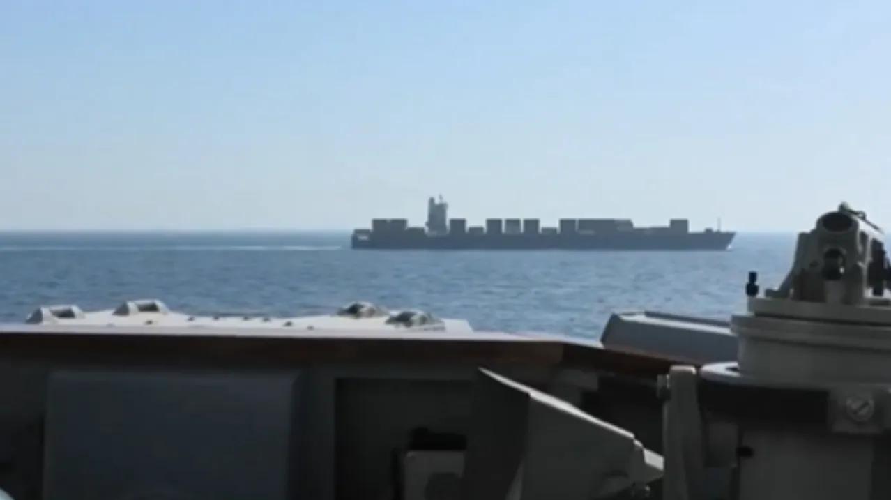 伊朗好猛：派货船冲向美军封锁线，美舰上当了！特朗普火冒三丈！4月19日下午