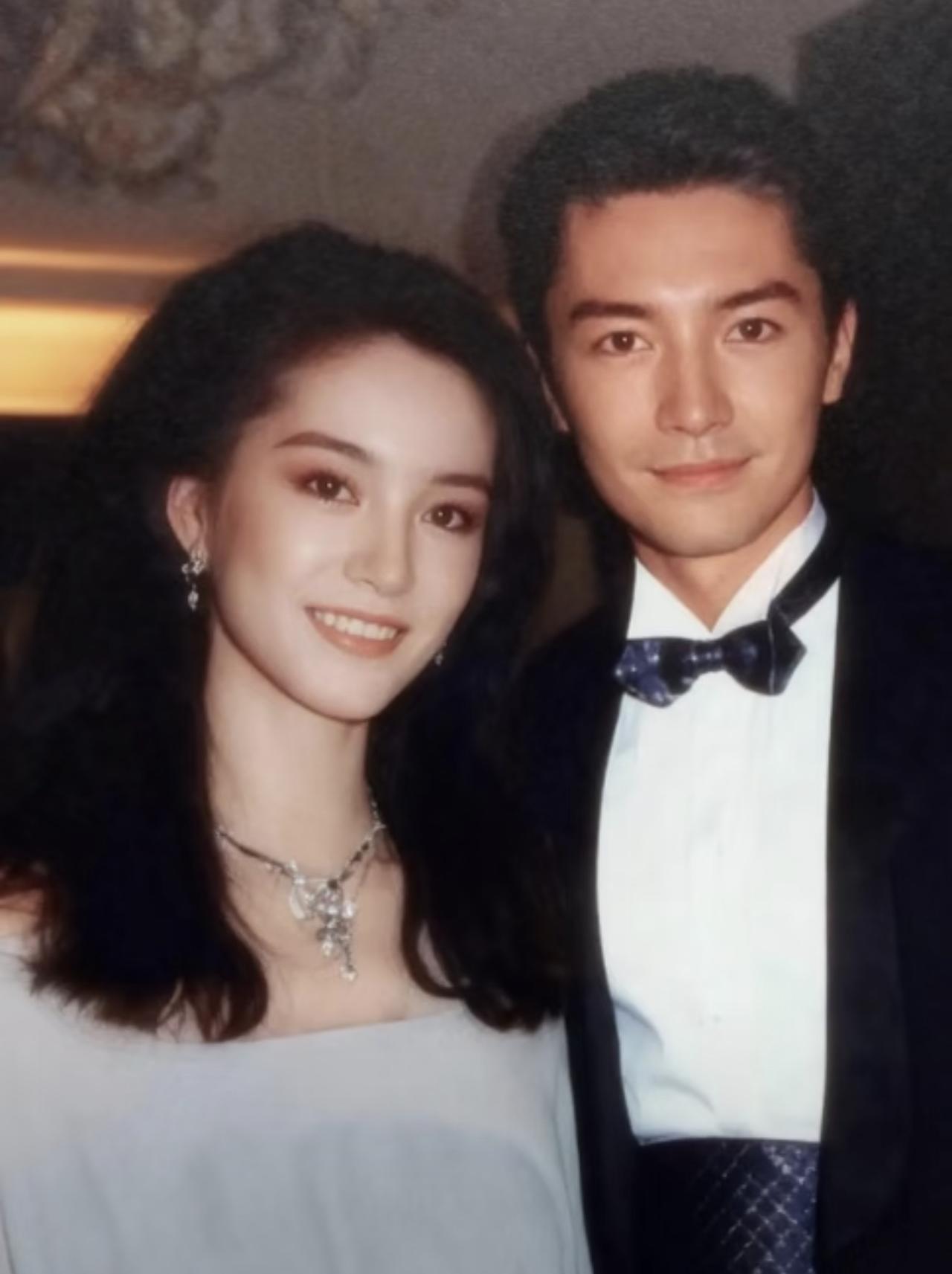 之前总有人说林青霞和尊龙这辈子没同过框，今天翻到早年国际电影节的老照片直接打脸。