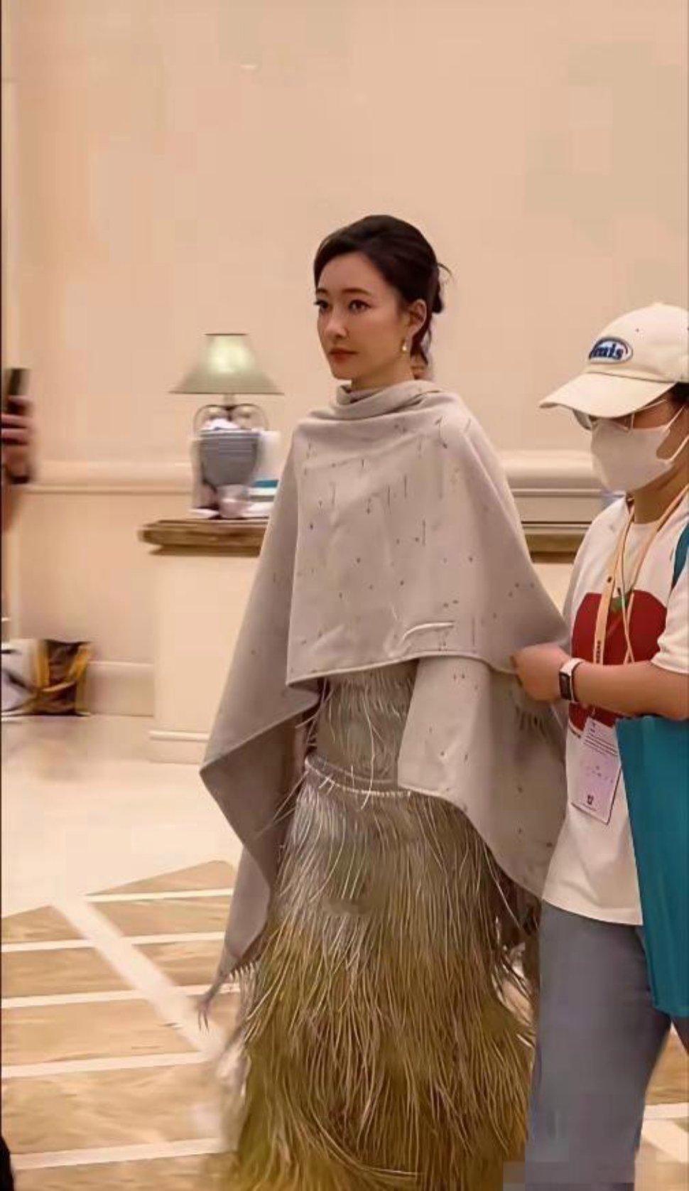 王丽坤现在人低调了不少，穿着很朴素