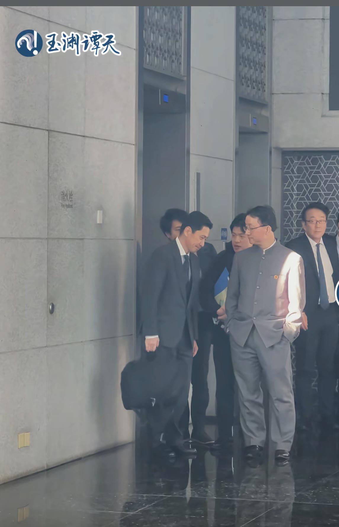 哈哈哈哈，太解气了，看看我们的外交官刘司长这气场，双手插兜，霸气侧漏！再看日本外