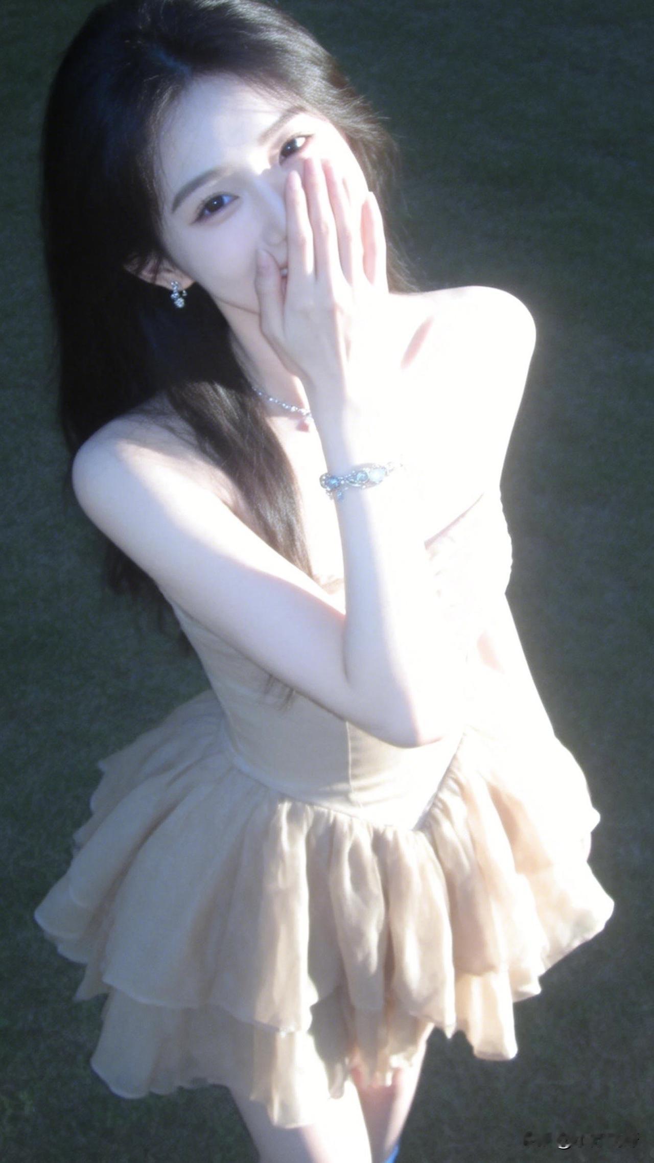 ：此情此景，我又想吟诗一首：“妹儿娇羞藏笑脸，半隐半现宛若嫣；不羡鸳鸯不羡仙，唯