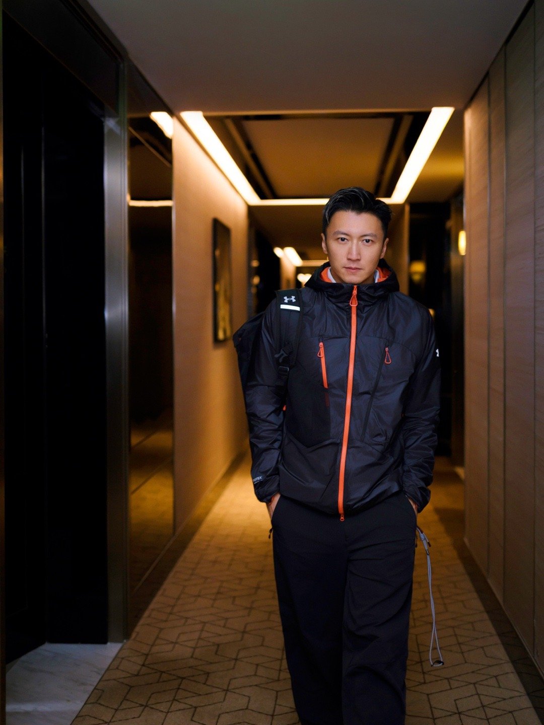 谢霆锋的时尚感真的狠狠爱了，利落又舒适！亮色系穿搭漫步在都市街头毫不违和，以东方