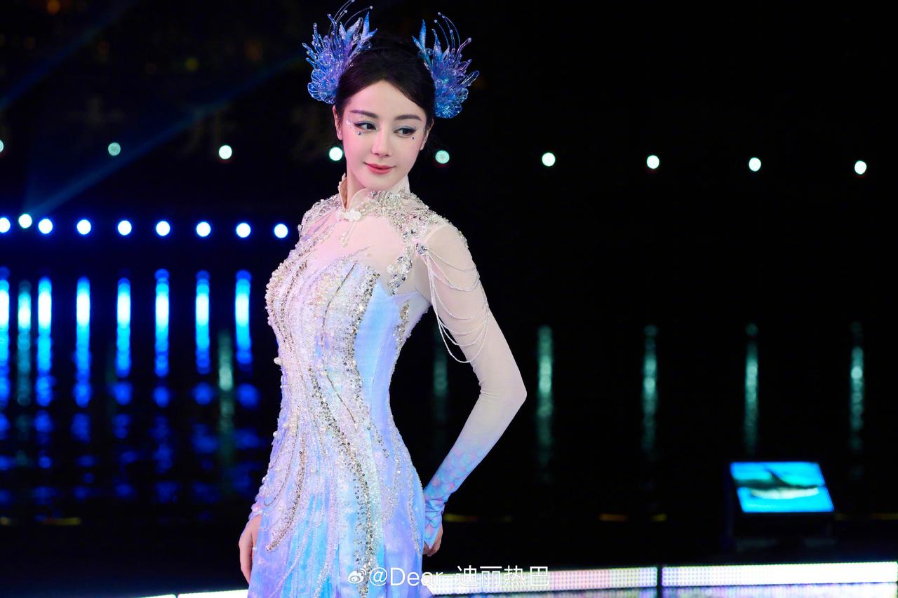 发现没登上春晚舞台的迪丽热巴胖了脸上有明显的婴儿肥了体态也更丰腴了但是，