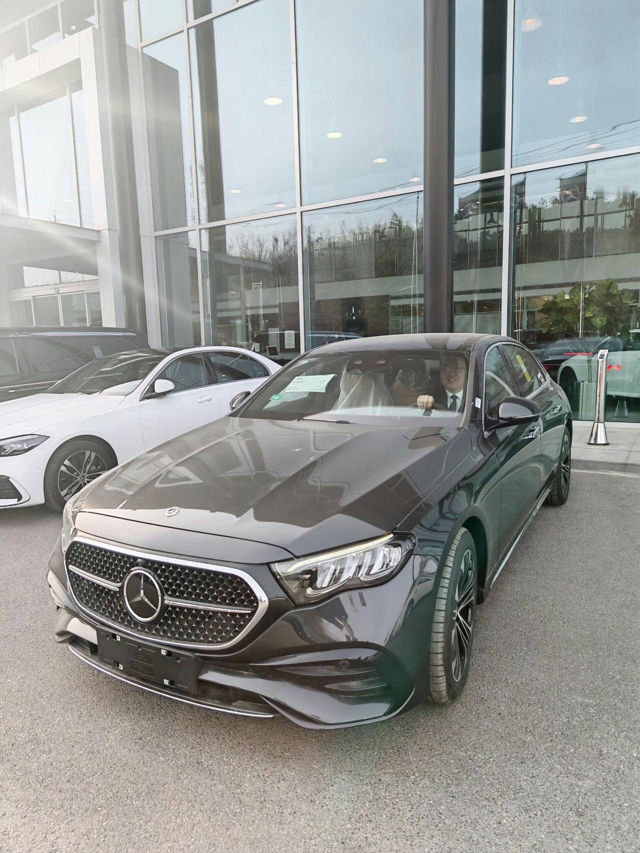 奔驰E350eL这台车，石墨灰车身简直太有质感了，低调又不失奢华，开在路上瞬间脱