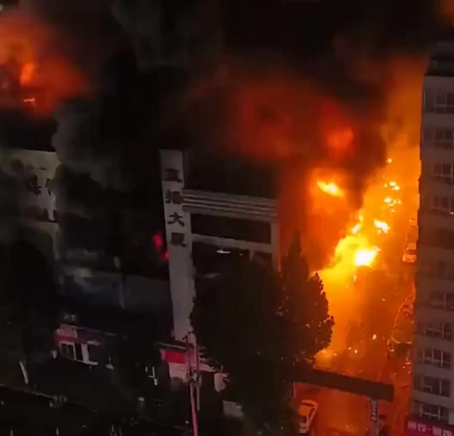 郑州国际车业广场燃起大火，整座大楼遭完全烧毁！6月19日晚约9点，郑州金水区宏达
