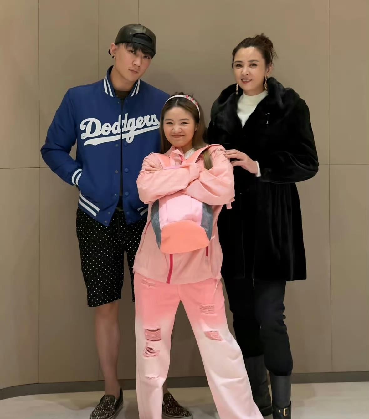 李勒优搬出去独居了，天天窝在家里拼拼豆。面馆喊她来搭把手，得提前三天预约。崔晋在直播间里一通吐槽，网