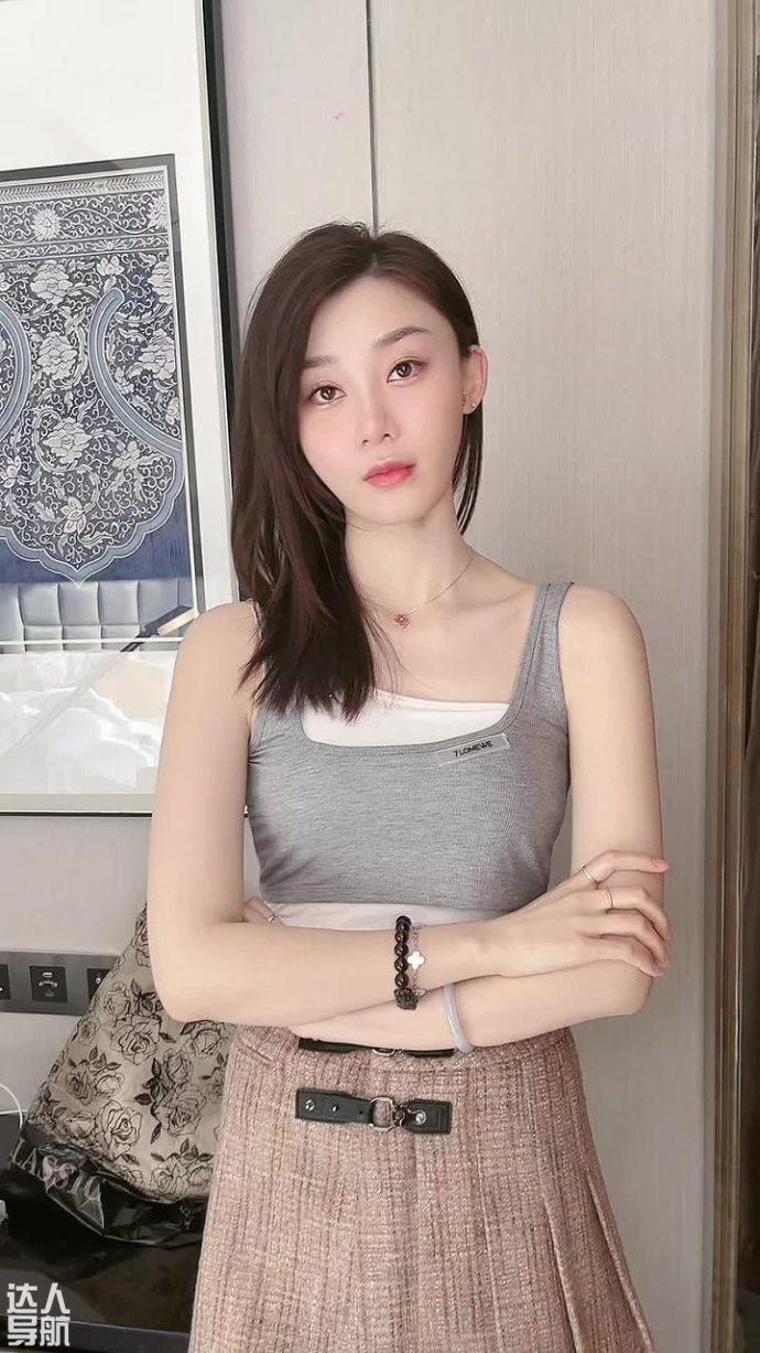 你觉得什么样的美女算是天然美车模张芮尔得特别自然。
