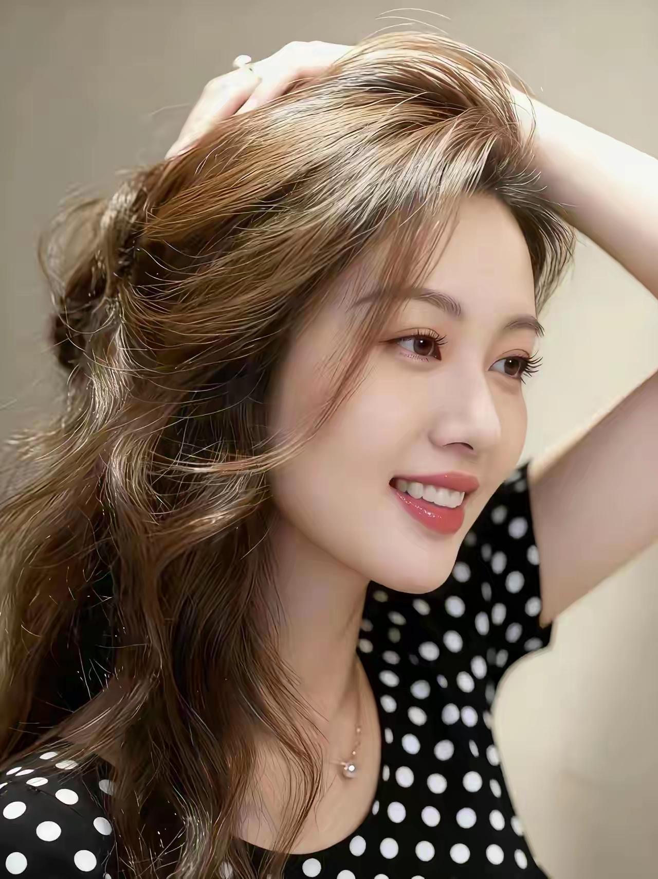 温柔笑靥，波点裙摆，自然卷发，甜美可人。