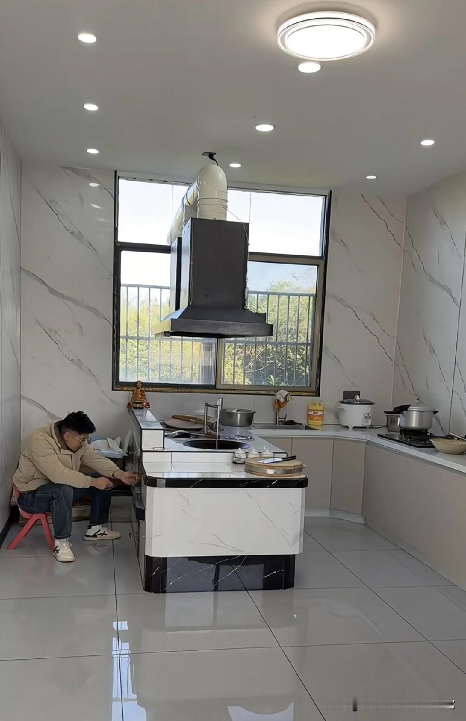 农村厨房装成这样，算不算“败家”谁能想到农村厨房能这么“豪”？瓷砖墙亮得能