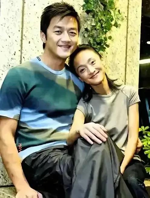 这是2002年李亚鹏和周迅拍摄《射雕英雄传》时的合影，两个人因戏生情，成为恋人。