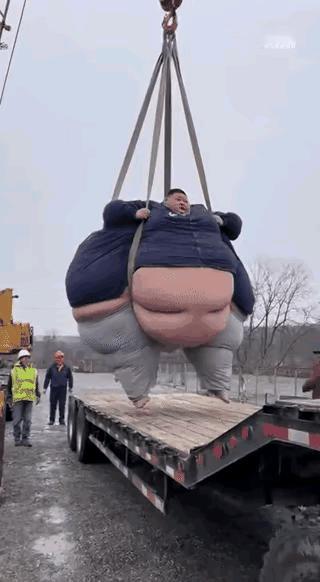 这是真的假的啊？这么重掉下来脚受得了吗？最后我想知道，他的两个脚还好吗？