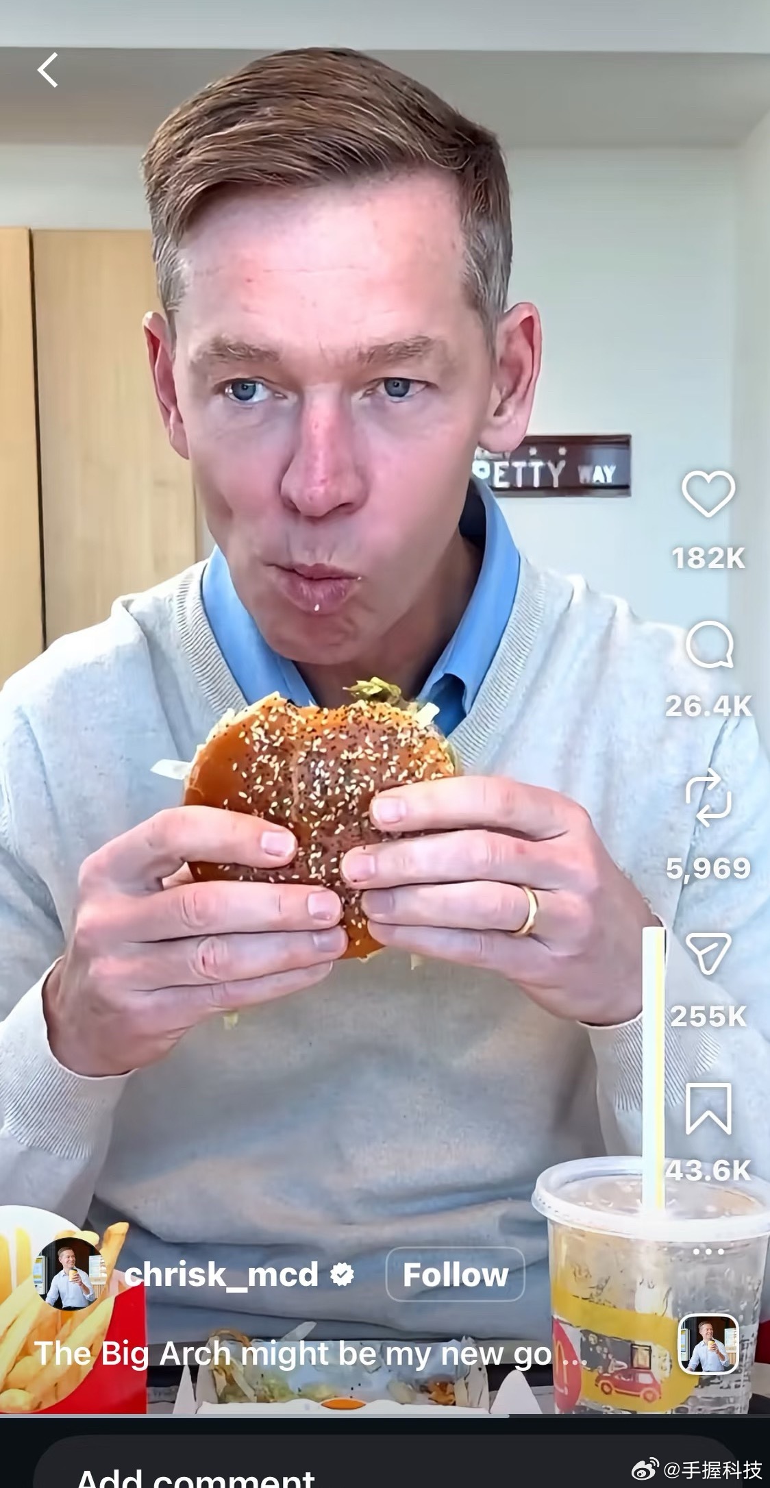 麦当劳CEO再被网友扒出假吃正常试吃没人看，一次有破绽的试吃就爆火了，这反向营销