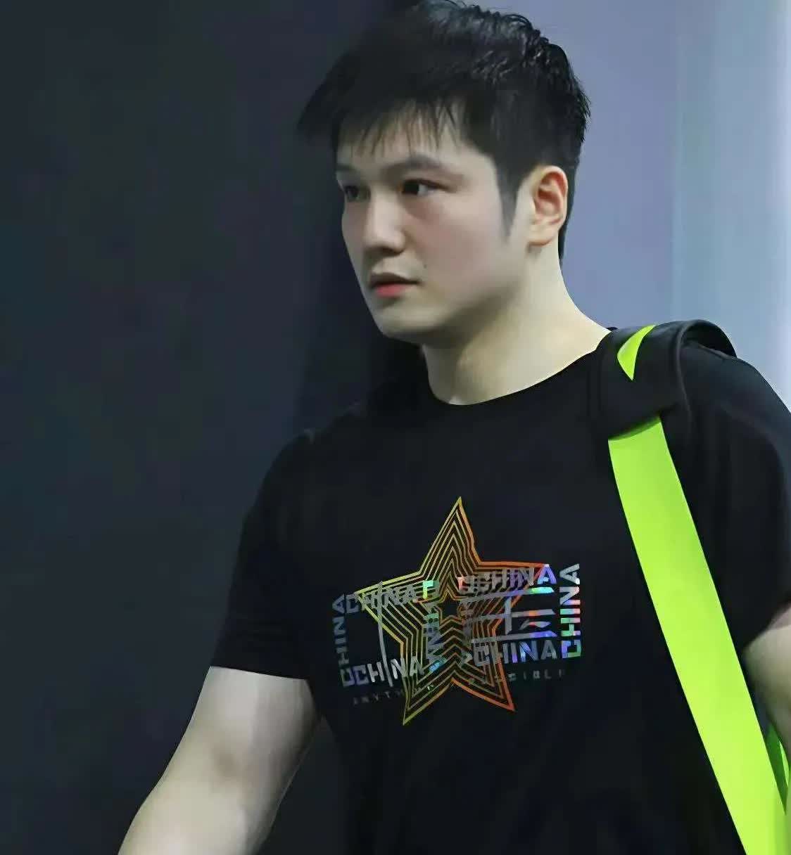 有人问了德国萨尔布吕肯俱乐部的经理，樊振东加盟后你们忙坏了吧。他苦笑着翻