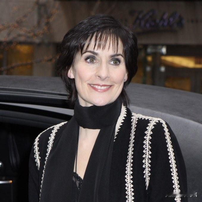 现年64岁的爱尔兰歌手恩雅自20世纪90年代以来，一直在都柏林附近的曼德利城堡过