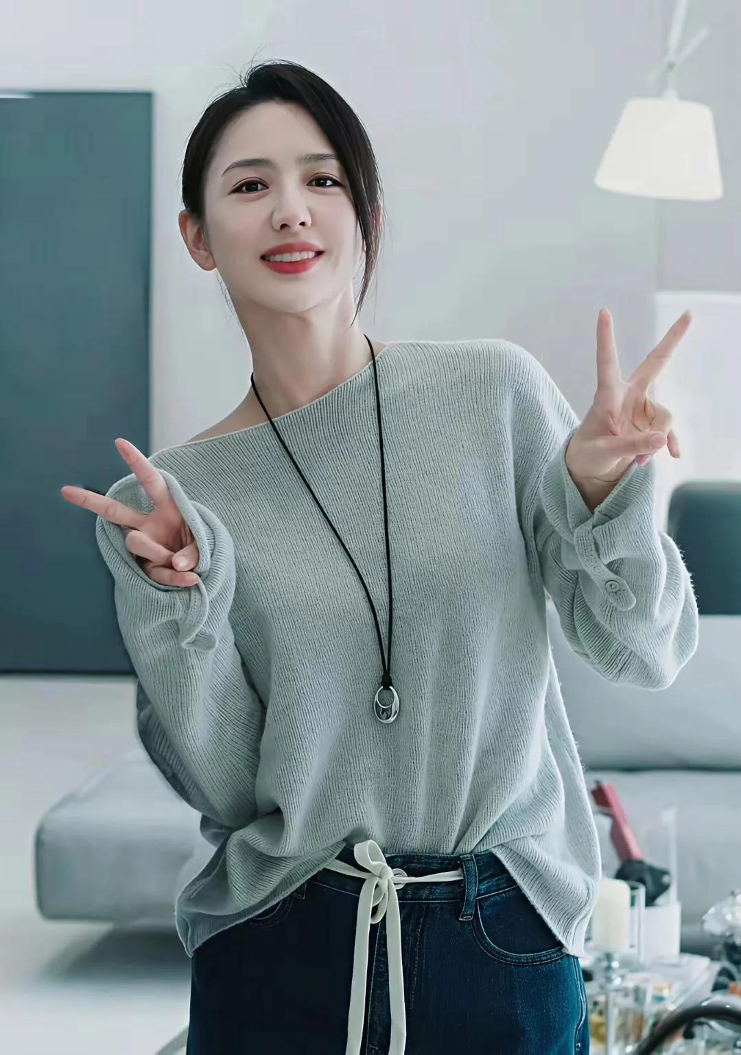 救命！佟丽娅这组图直接美到我心巴上！💚浅灰针织衫+黑框眼镜，慵懒中带着知性，