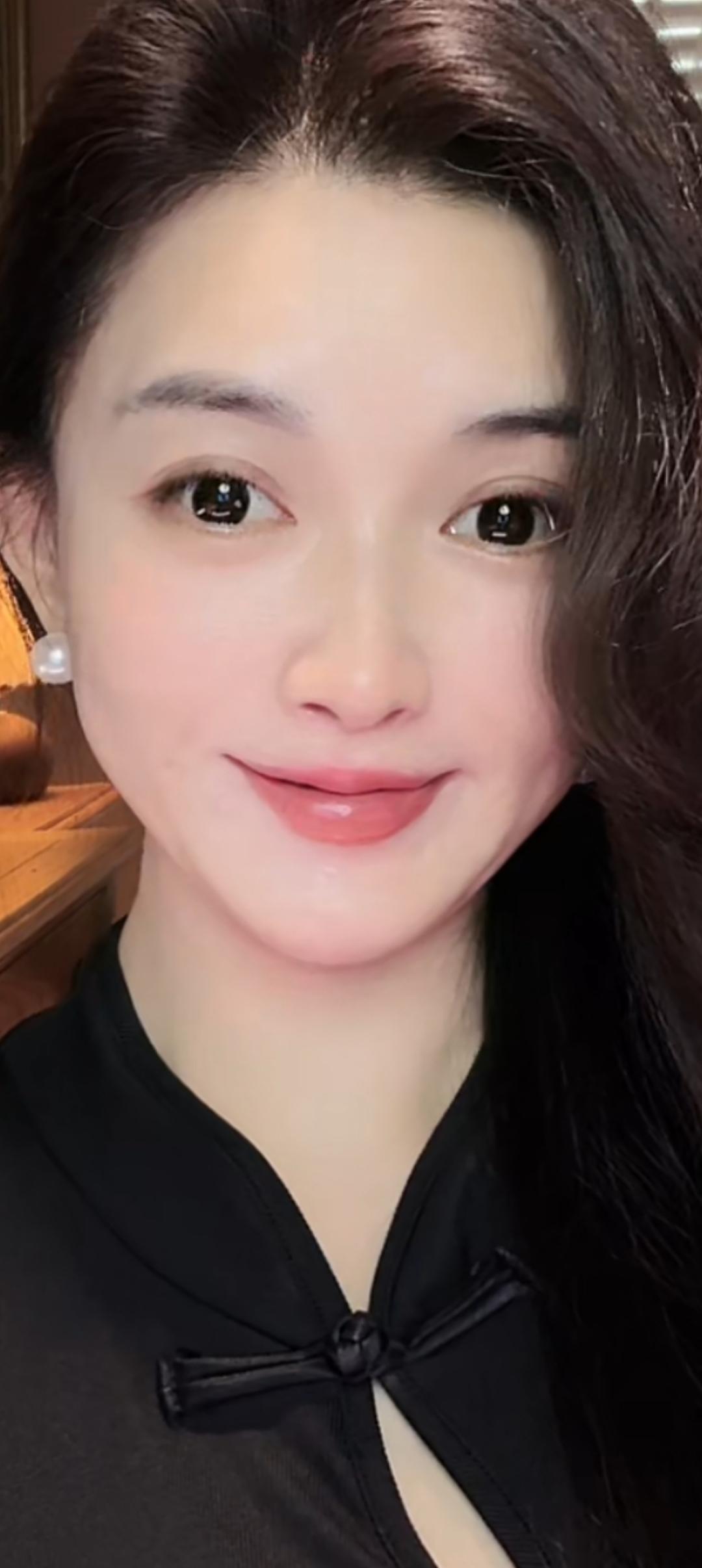 这位小姐姐笑容真甜啊！