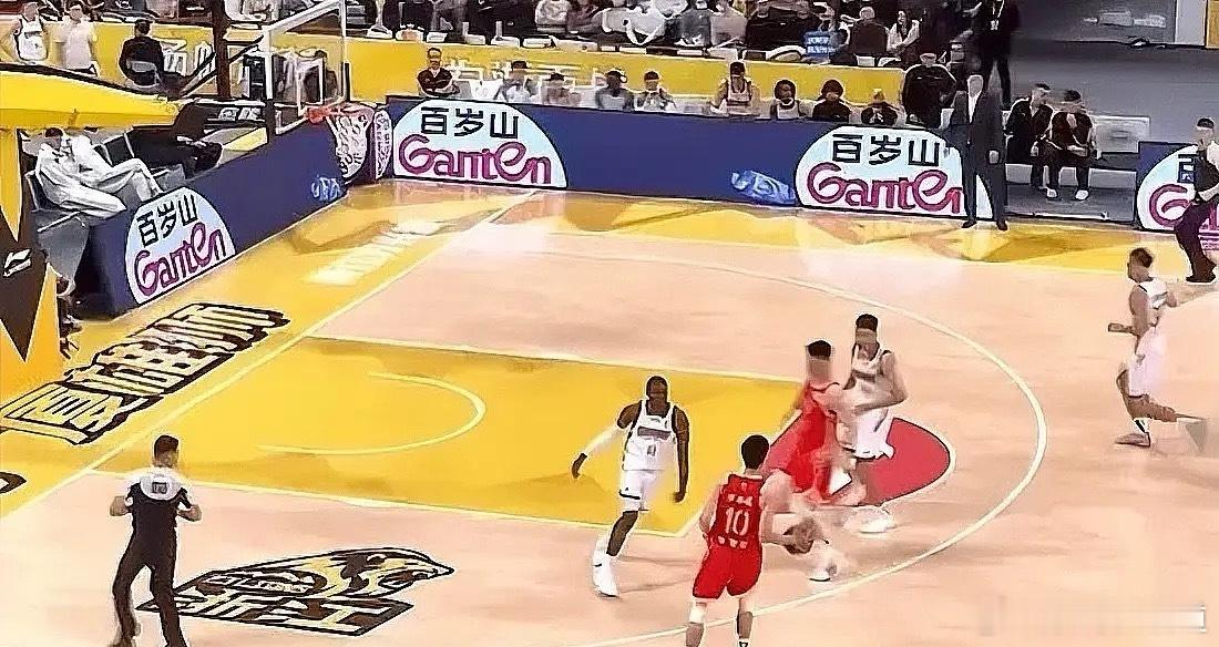 山西男篮是来搞笑的吧！在今日广厦主场对阵山西的第三节比赛中，胡金秋反击上反篮得手